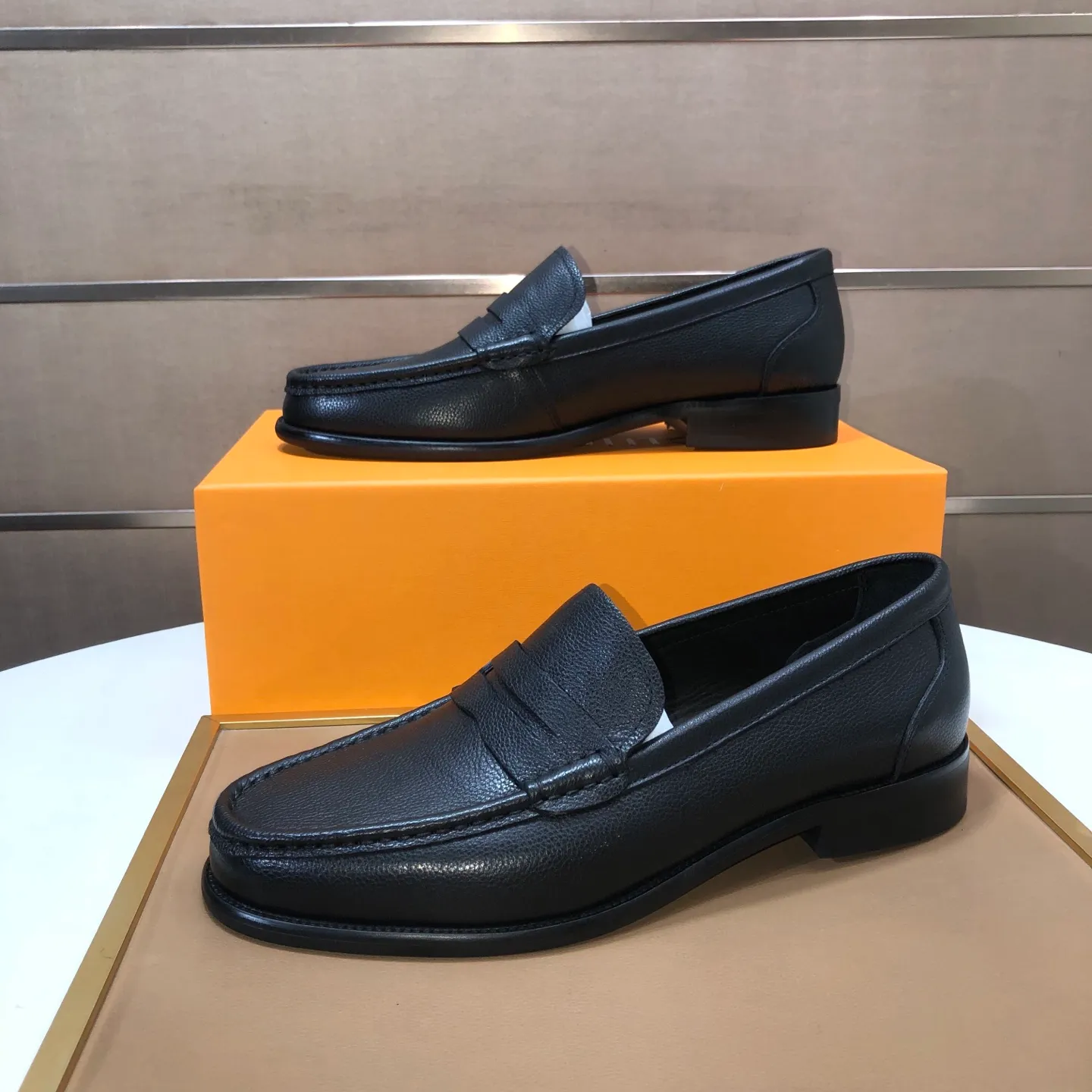 Men's men's shoes💰540💰[LV] (original single cowhide lining)🍀LV's latest genuine leather business suit shoes are available on the official website at the same time. The first-layer cowhide imported from Italy is made of heavy gold, and the official website has a 1:1 rubber outsole. Versatile to wear, high-end without losing class, and the color combination is extraordinary. This four-season style is alluring when worn on your feet, showing off your big-name flair. Standard code 38-45 (45 customized)